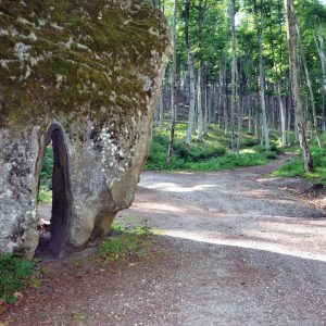 sasso-porta-sentiero-ermicciolo-capovetra